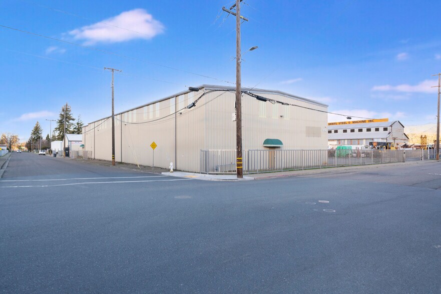 More Photos Of 120 Brush St, Ukiah Warehouse For Lease