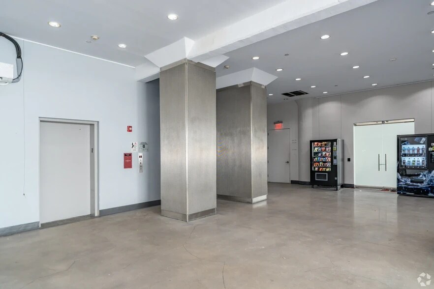 More Photos Of 3720 Northern Blvd, Long Island City Office For Lease