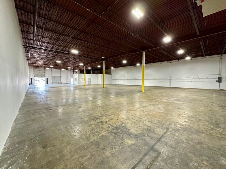 More Photos Of 3338-3344 Democrat Rd, Memphis Distribution For Lease