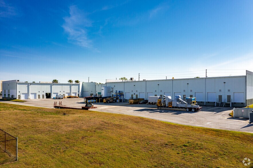 More Photos Of 2855 Interstate Dr, Lakeland Research And Development For Lease