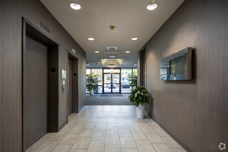 More Photos Of 220 Stoneridge Dr, Columbia Unknown For Lease