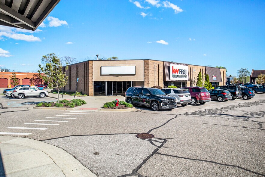 More Photos Of 102-132 N Leroy St, Fenton Unknown For Lease