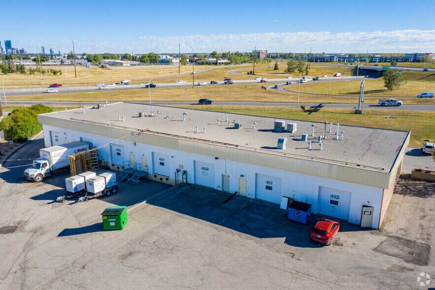 More Photos Of 401-413 Forge Rd SE, Calgary Showroom For Lease