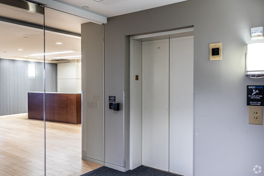 More Photos Of 4900 Main St, Kansas City Office For Lease