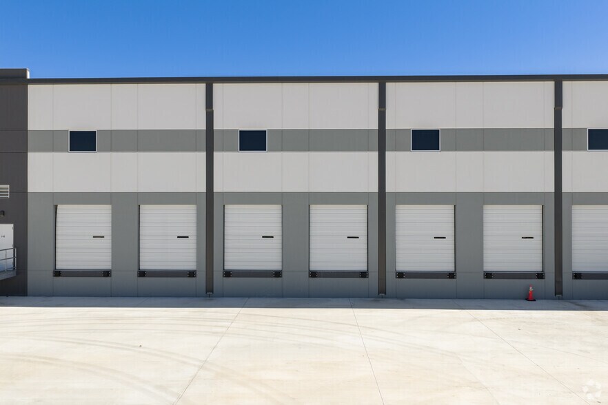 More Photos Of 500 Wonder World Dr, San Marcos Distribution For Lease