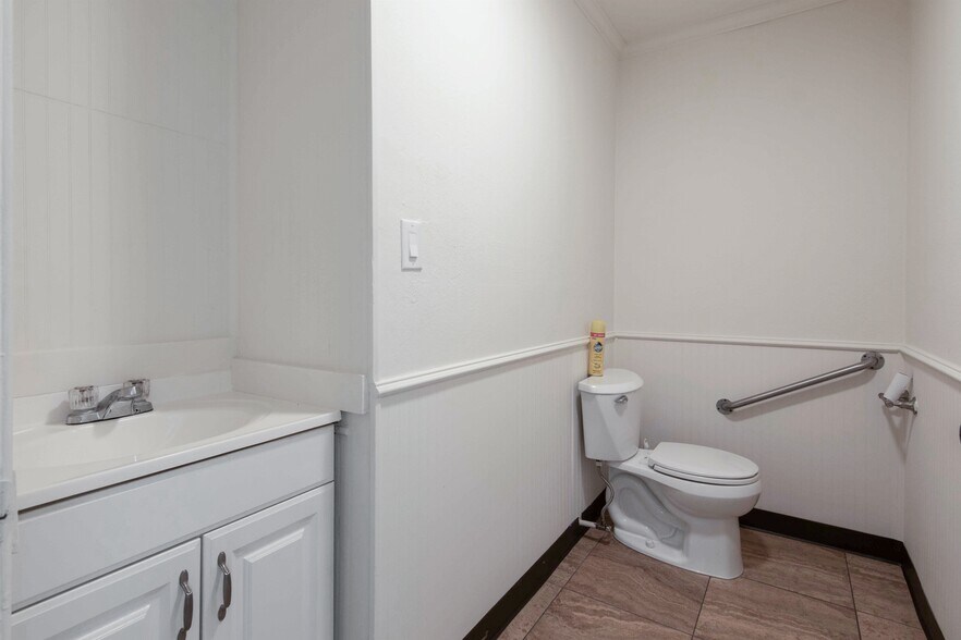 More Photos Of 825 Fairmont Pkwy, Pasadena Office For Sale
