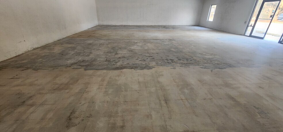 More Photos Of 284 S Center St, Pierson Auto Repair For Lease