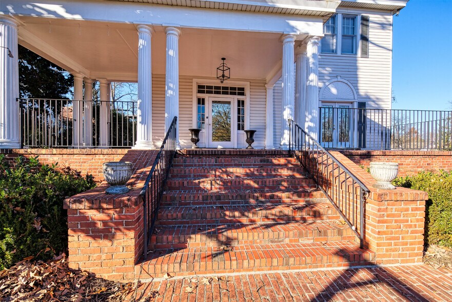 More Photos Of 1011 E Washington St, Greenville Office For Lease