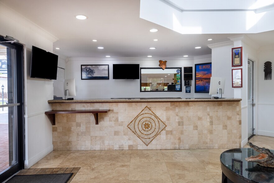 More Photos Of 409 SE 1st Ave, Florida City Hotel For Sale