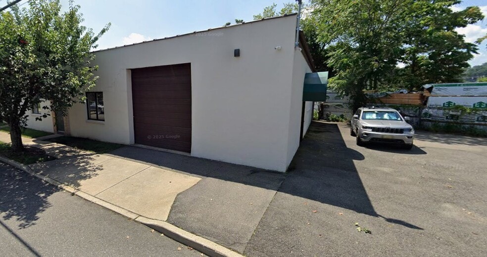 More Photos Of 176 5th Ave, Hawthorne Warehouse For Lease