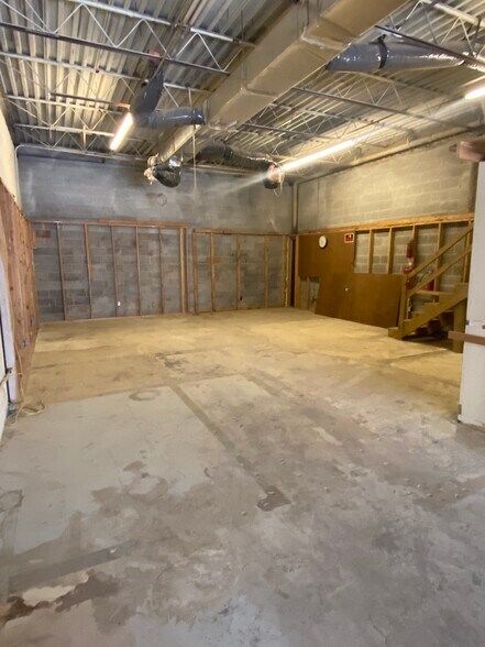 More Photos Of 7527 Gary Rd, Manassas Warehouse For Sale