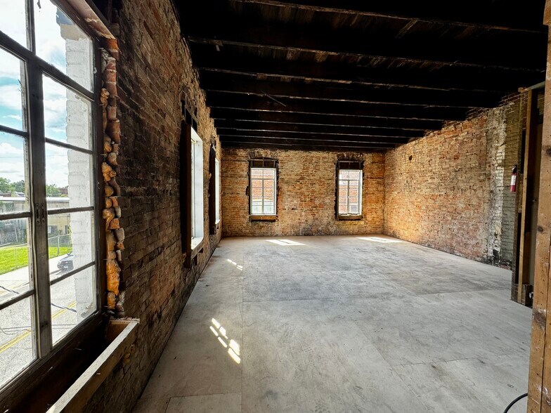 More Photos Of 20 W Side Sq, Macomb General Retail For Sale