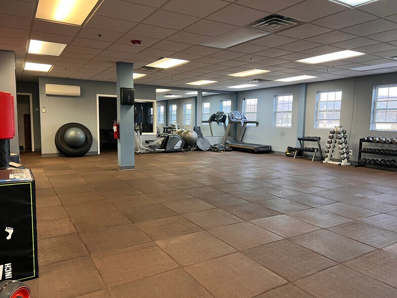 More Photos Of 1047 Broad St, Paulsboro Unknown For Lease