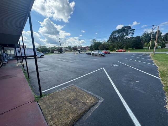 More Photos Of 7547 Williamson Rd, Hollins Storefront For Lease