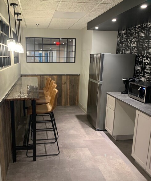 More Photos Of 555 S Perryville Rd, Rockford Office For Lease