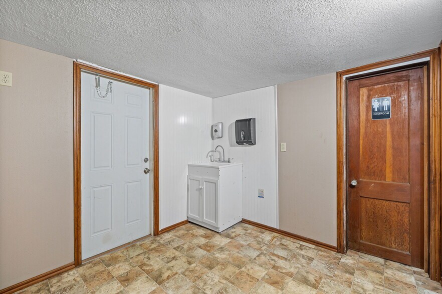More Photos Of 1600 S Choctaw Ave, El Reno Office For Sale