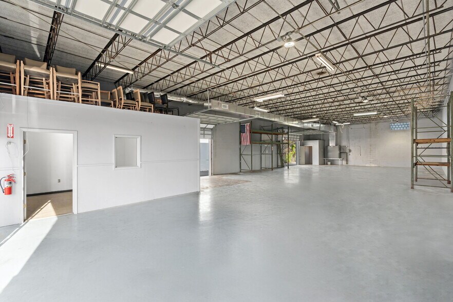 More Photos Of 272-280 SW 33rd St, Fort Lauderdale Showroom For Lease