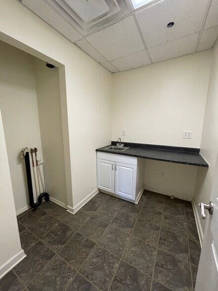 More Photos Of 344-350 Silas Deane Hwy, Wethersfield Medical For Lease