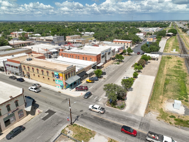 More Photos Of 1118 18th St, Hondo Storefront For Sale
