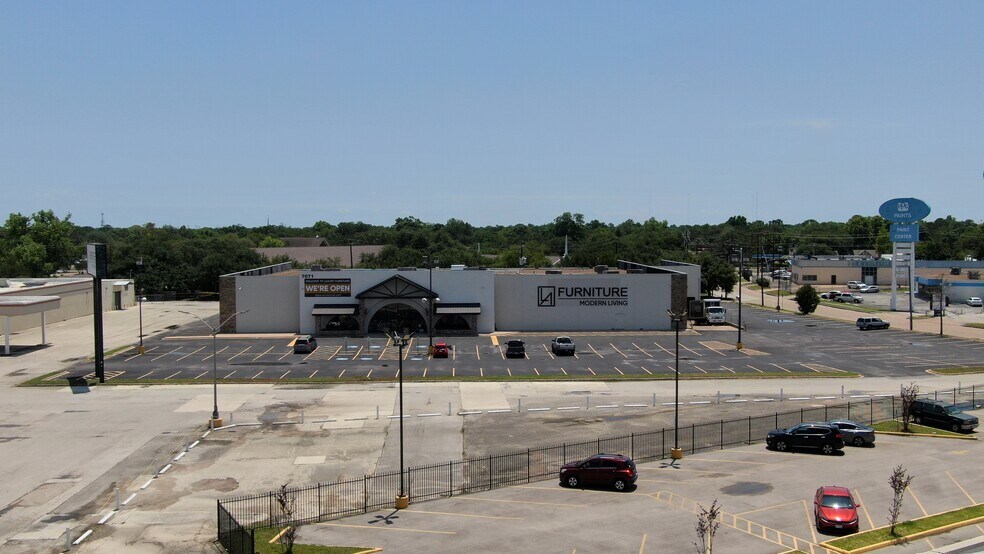 More Photos Of 7071 Southwest Fwy, Houston Showroom For Lease