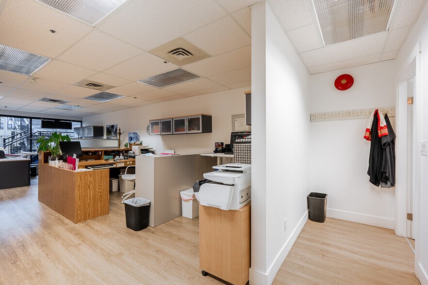 More Photos Of 2458 Haywood Av, West Vancouver Office Residential For Sale