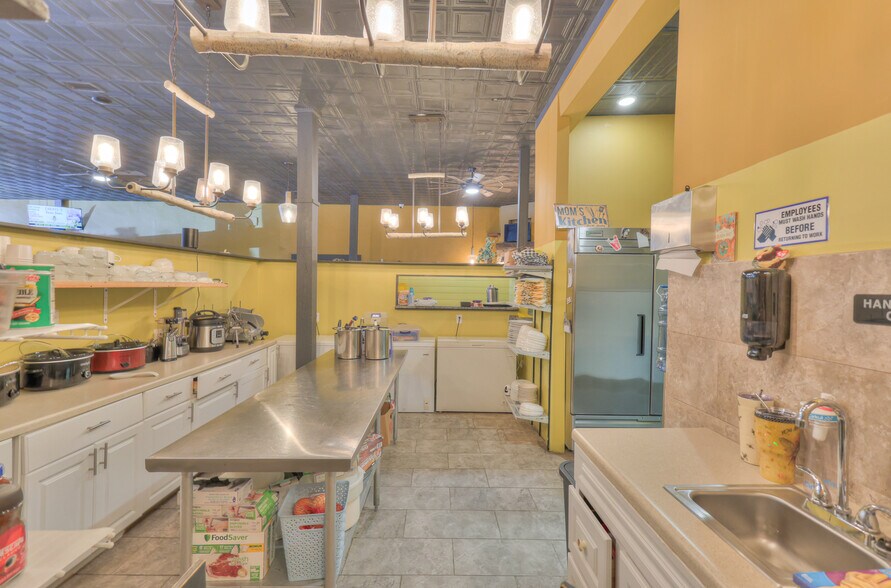 More Photos Of 108 W Walnut St, Smithville Restaurant For Sale