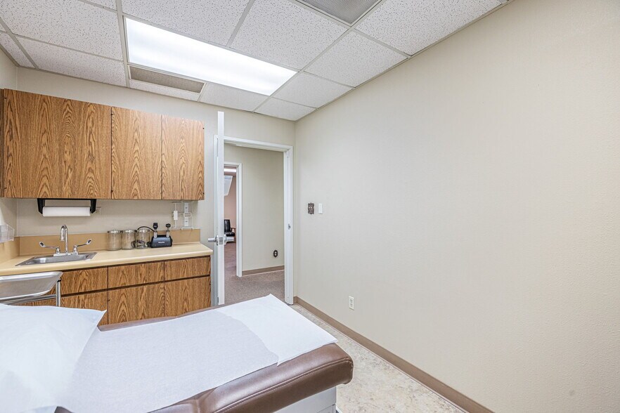 More Photos Of 44725 10th St W, Lancaster Medical For Sale