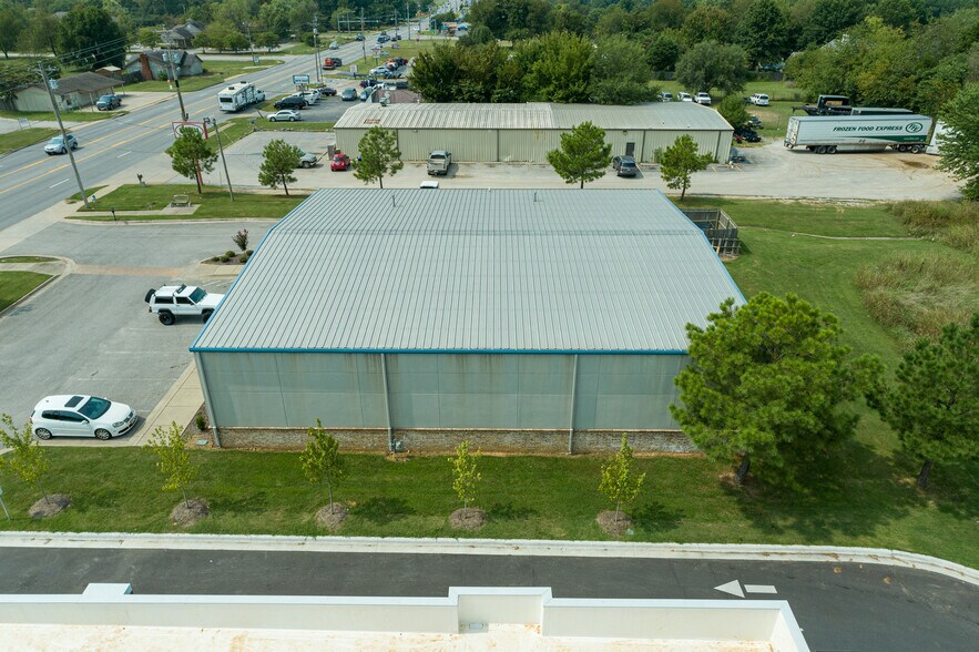 More Photos Of 2324 E Robinson Ave, Springdale Light Distribution For Sale