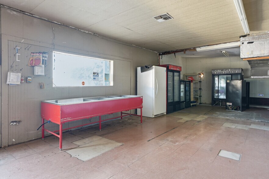 More Photos Of 102 & 106 Wood ave, Woodsboro Storefront For Sale