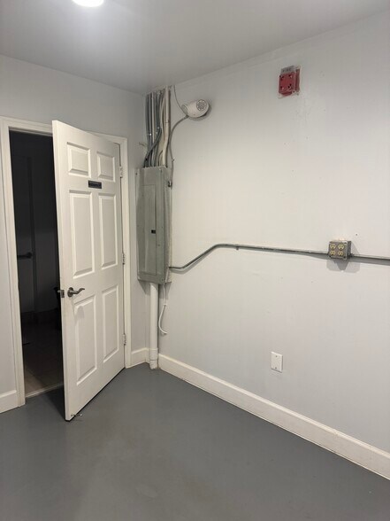 More Photos Of 8740 Cherry Ln, Laurel Light Manufacturing For Sale