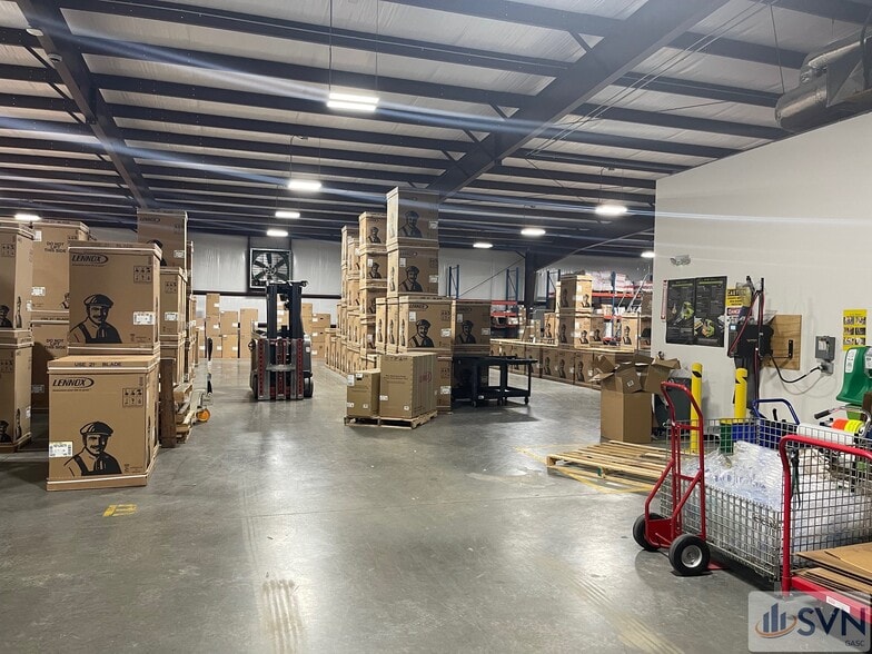 More Photos Of 36 W Chatham Ct, Garden City Showroom For Lease