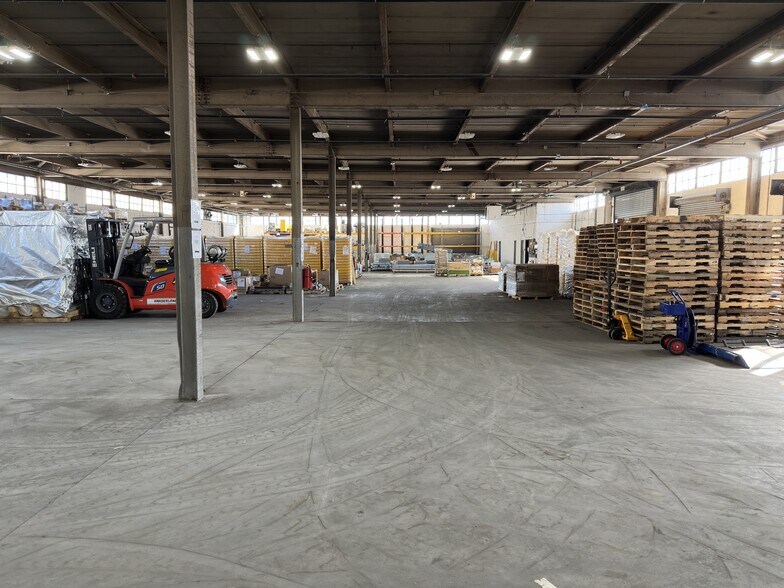 More Photos Of 101 Nassau Terminal Rd, New Hyde Park Truck Terminal For Lease