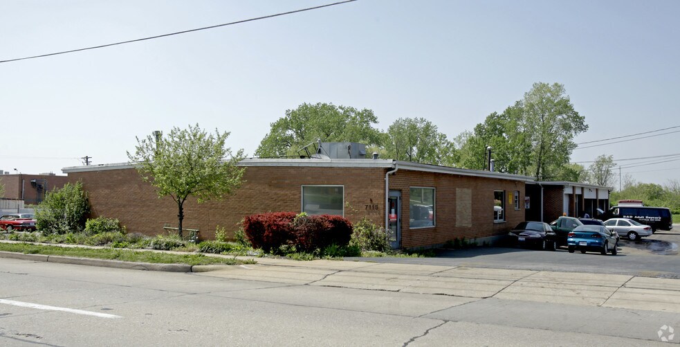 More Photos Of 7111-7115 N Hanley Rd, Hazelwood Service For Sale