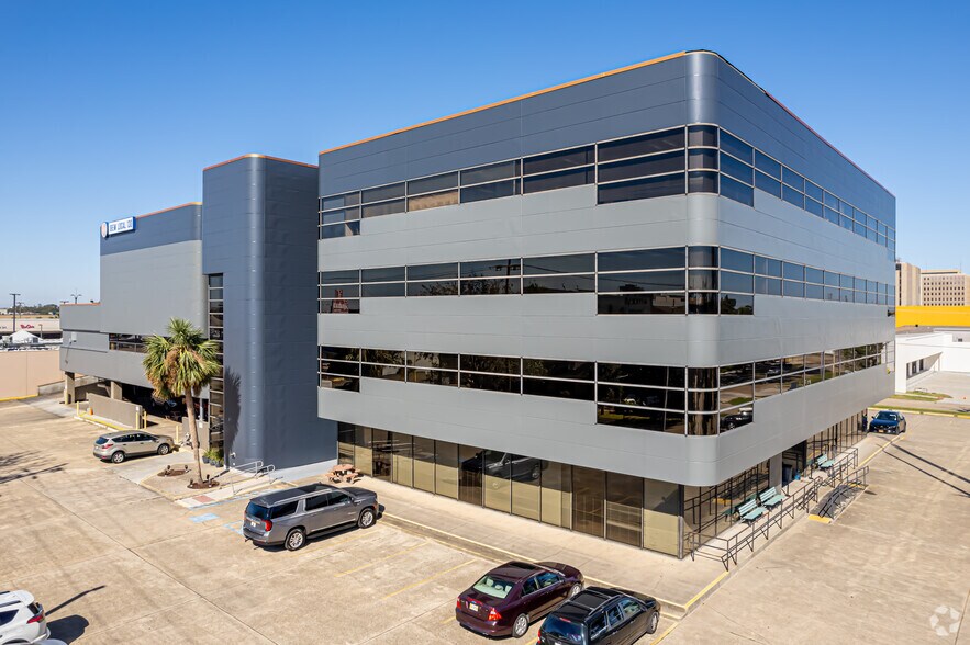 Primary Photo Of 3200 Ridgelake Dr, Metairie Office For Lease