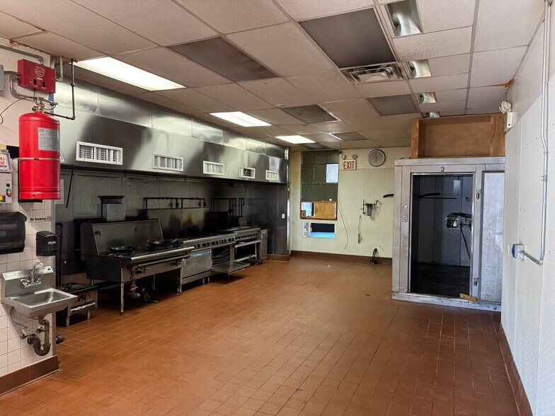 More Photos Of 27102 - 27120 Union Tpke, New Hyde Park Restaurant For Lease