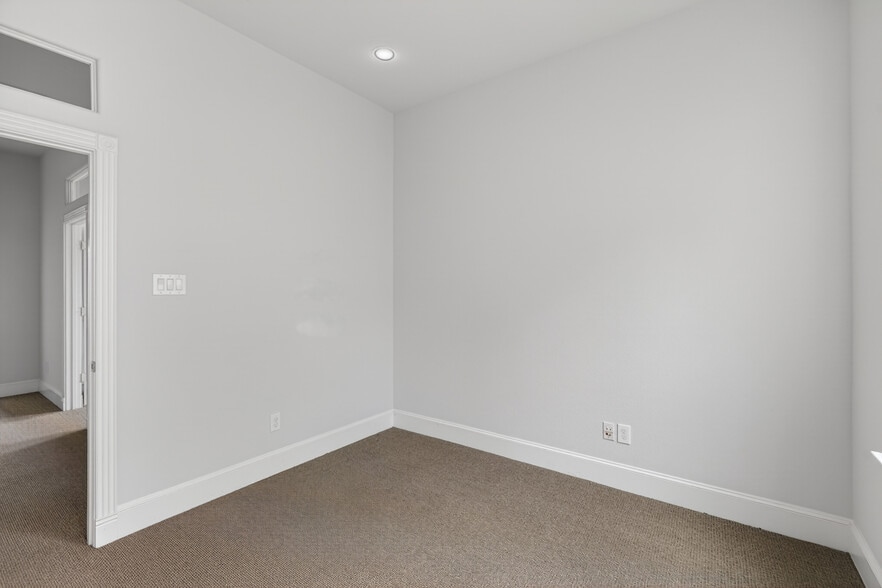 More Photos Of 25511 Budde Rd, The Woodlands Office For Sale
