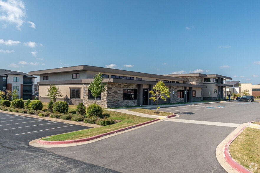 More Photos Of 800 SE Plaza Ave, Bentonville Medical For Lease