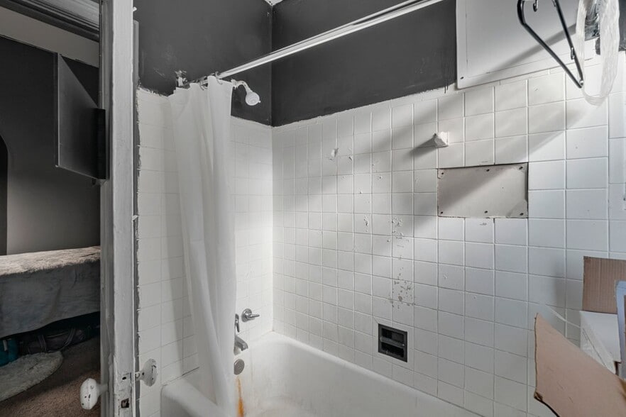 More Photos Of 2112 N Charles St, Baltimore Office For Sale