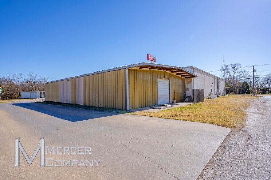 More Photos Of 112 W Kilpatrick St, Cleburne Flex For Sale