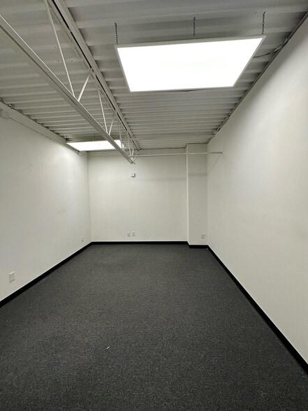 More Photos Of 599-601 Albany Ave, Amityville Warehouse For Lease
