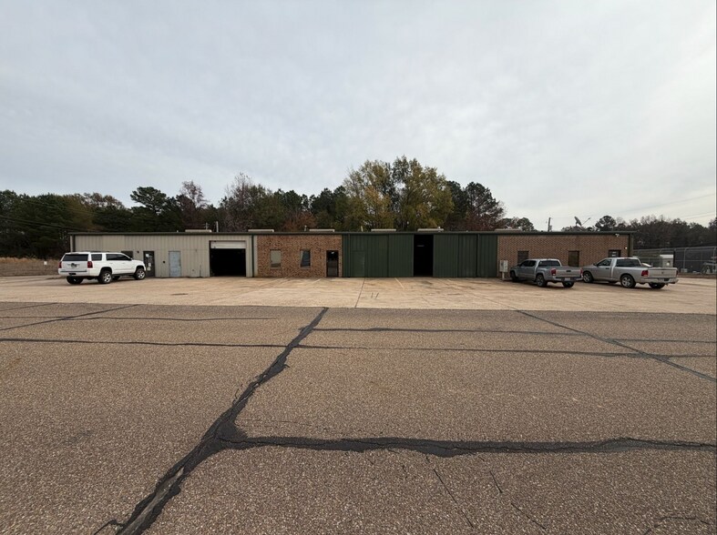 More Photos Of 115-119 Plaza W, Texarkana Warehouse For Sale