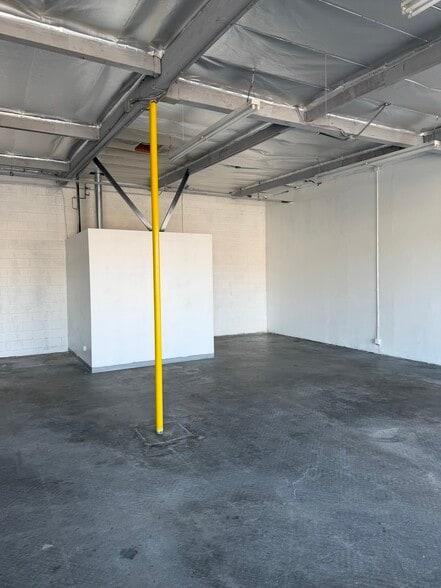 More Photos Of 11011 Glenoaks Blvd, Pacoima Warehouse For Lease