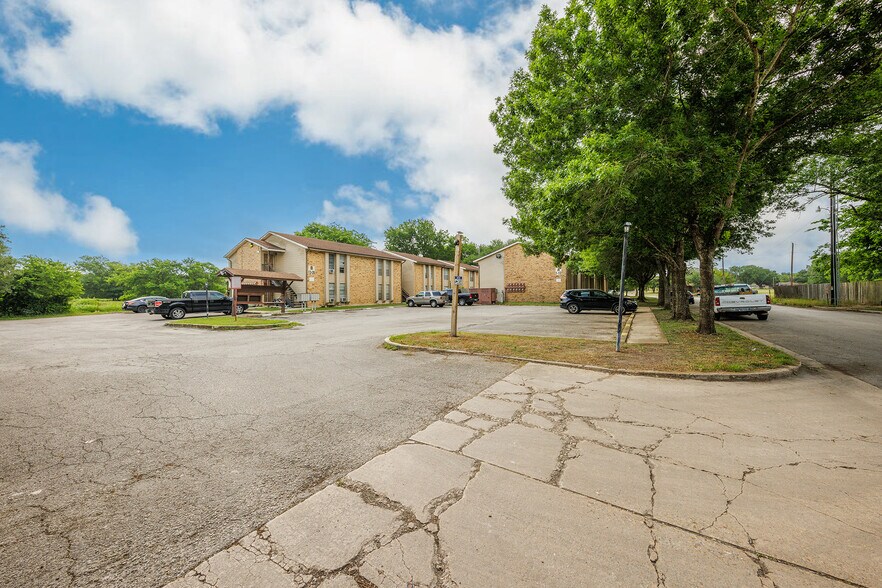 More Photos Of 700 N Medina St, Lockhart Apartments For Sale