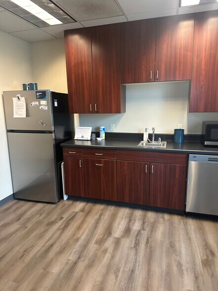 More Photos Of 1740 Park Ave, Plover Storefront Retail Office For Sale