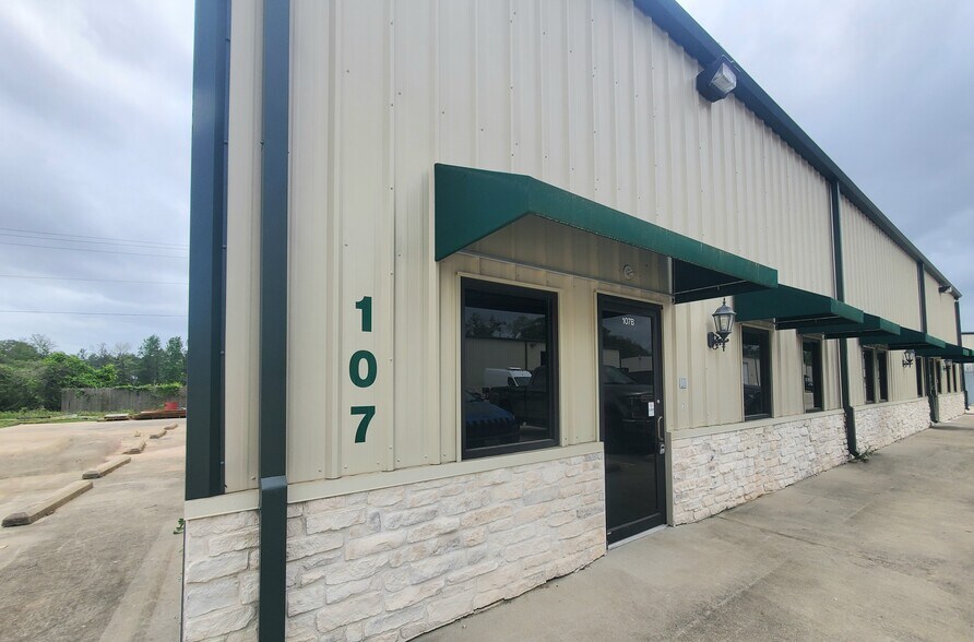 Primary Photo Of 2418 N Frazier St, Conroe Light Manufacturing For Lease