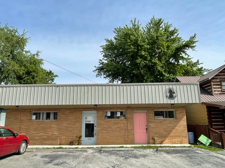 More Photos Of 161 Court St, Whitley City Office For Sale