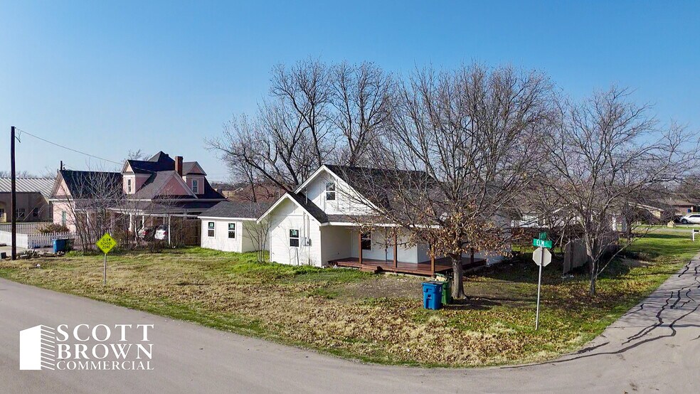 More Photos Of 401 Elm St, Sanger Medical For Sale