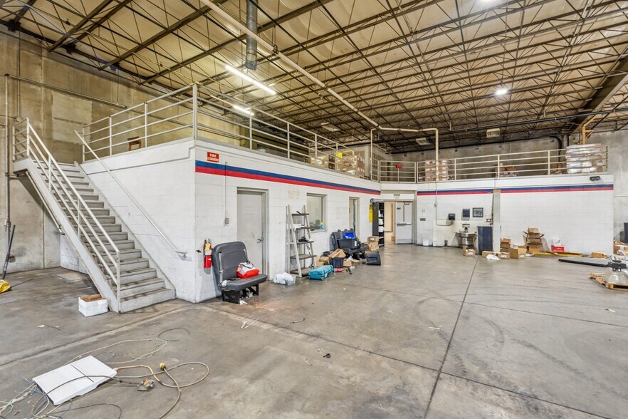 More Photos Of 701 Technology Pl, Waverly Manufacturing For Lease