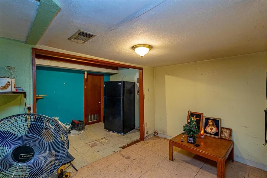 More Photos Of 1801 San Bernardo Ave, Laredo General Retail For Sale