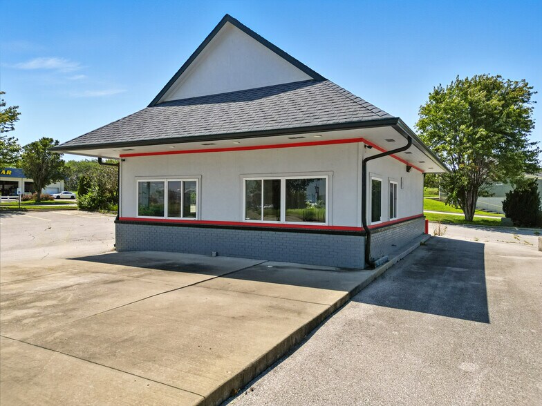 More Photos Of 700 N Country Ave, Kearney Restaurant For Sale